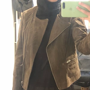 En mango jacka  - En mango jacka i brun-grå färg , stl s - den är i väldigt bra skick 