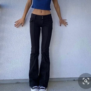 Bootcut byxor - Lowwaisted bootcut byxor från brandy Melville💞 säljer endast för ett bra pris midjemått: ca 67 innebrenslängd: ca 80