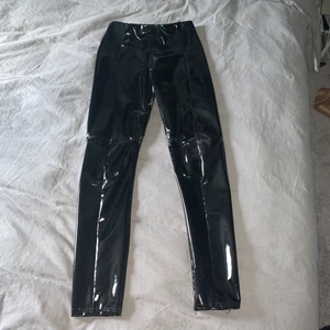 Lackbyxor från GinaTricot  - Säljer mina sparsamt använda Lackbyxor, använda 2 gånger! Supersnygga men jag använder  aldrig de! Storlek S, kom privat vid frågor💕