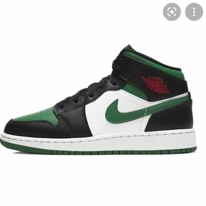Jordan 1 Mid Green Toe - Säljer dessa Jordan 1 mid Green Toe🤩 I väldigt fint skick, de är i storlek 38! Såklart äkta!🌟 Nypris: runt 2700- 3000kr