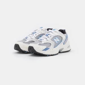 New balance 530 - Helt oanvända nya New Balance 530!! I ljus blå. Så snygga. Storlek 38.5. Skriv om ni undrar något! 