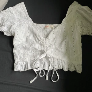 topp - söt topp för sommaren, perfekt för dig som tycker om lite ”kortare” plagg!! storlek M köpt för 50kr säljer för 30kr