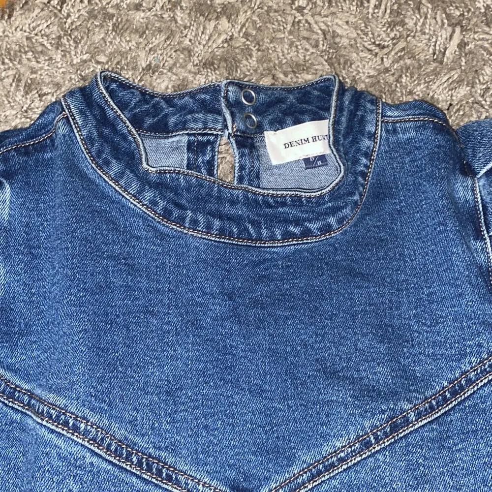 Jättefin och häftig blus av jeansmaterial. Superbra kvalitet och fin fint skick. Storlek 38. 49 kr🥰. Blusar.