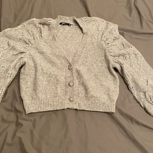 Tröja - Tjock tröja med knappar  stl xs ( den e stor i modellen ) 