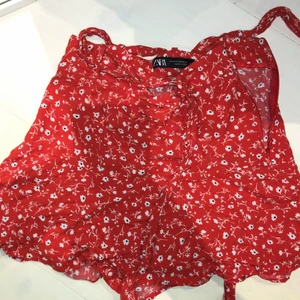 Röd blommig byxkjol Zara Str XS - Söt byxkjol från Zara. Knappt använd, bra skick! 