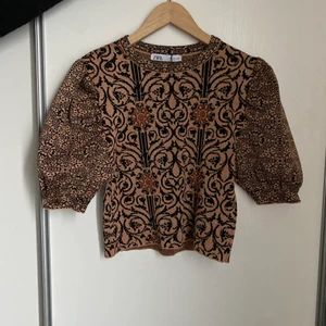   - Topp från zara helt oanvänd i storlek L, prislapp sitter kvar😍