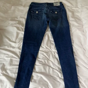 True religion jeans - Galet snygga lågmidjade true religion jeans i färgen mörkblå, säljer pga för små i midjan tyvärr😣 Storlek 28 Pris: 150kr + frakt! (pris kan diskuteras) 