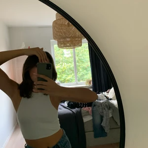 Vanligt vitt linne från zara - Säljer ett helt vanligt ribbat linne från zara. Använt några gånger men välbehållet 😊