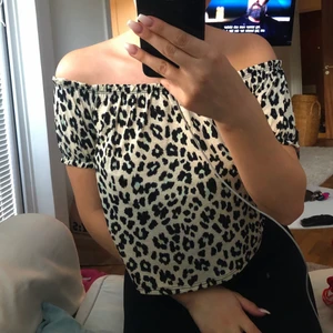 OFF SHOULDER TOPP  - en off shoulder t shirts med leopard print från gina tricot i storlek xs 💘