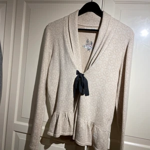 Odd Molly  - Beige Odd Molly kofta med grått knytband i bra skick, använd två gånger. Storlek 3