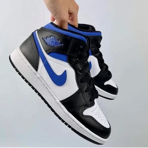 Jordan 1 mid Racer Blue  - Air Jordan 1 Racer Blue🔵👟  Tillgängliga storlekar⬇️   • EU36-45  • Pris: 1999kr   • Skriv till oss i dm om din storlek saknas   • Skick: DS/Oanvänd   • Vi nås genom dm för eventuella frågor eller funderingar!  • Flera bilder fås via dm  #erisneakers 