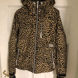 Skidjacka från colorwear - Skitsnygg color wear jacka som inte har använts  mycket alls. Den har snölås, dragsko, ventilations fickor, muddar med tumhål och en innerficka för mobilen. Den är i strl xs men den passar för en s också. Köparen står för frakten. Skriv vid fler frågor ☺️