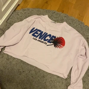 Kroppad Hoodie - Hoodie från Zara. Jättecool att styla och ha året om.🥰 Fint skick