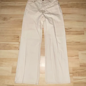 Vita vida jeans från monki! - Fina men inte min stil eller passform! Helt oanvända och lappen är kvar, ny pris 400, mitt pris 160kr!💗💗