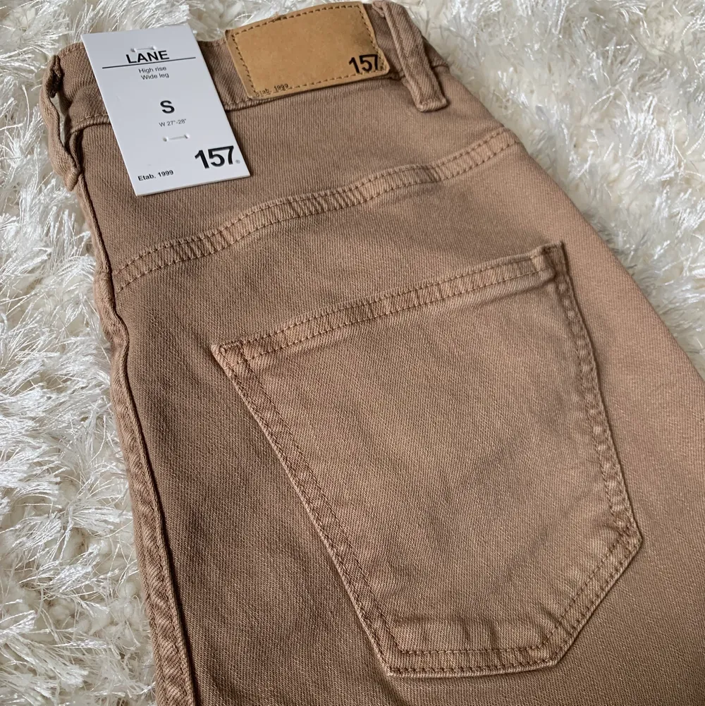 Säljer dessa bruna jeans i storleken S då dem inte passar mig, köpta på Lager 157 och är helt oanvända med prislappen på, endast prövade. Kontakta mig vid intresse!. Jeans & Byxor.