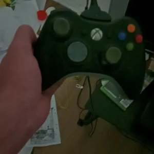 Spelkonsol Xbox 360  - Den är lite sliten men funkar fint fint ändå pris kan diskuteras men minst 50 kr funkar för både tjejer och killar