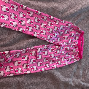Hello kitty - Hello kitty byxor  Köpte här på plick o säljaren jag köpte från köptde dom i usa. Säljer för 300kr, pris kan diskuteras och kan göra byten på nåt annat klädesplagg också! Skriv privat för mer information eller bilder. Frakten är 62 men om priset höjs så står jag för frakten. 