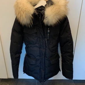Hollies livingo - En svart Hollies livigno jacka med vit päls. Det ingår även en brun fuskpäls. Jackan har änvänts under två vintrar och är i bra skick.  Pris: 1500