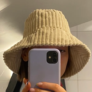 Buckethat från zara - En supercool buckethat från zara. Väldigt mjuk och skön! Passar till allt. Aldrig använd. Köparen står för frakt