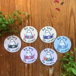 Be gay do crimes stickers - Klistermärken designade av mig. Finns i följande färger: pan, trans, lesbisk, ickebinär, regnbåge, abrosexual, bi och naturliga färger. Om du är intresserad av andra färger så skriv till mig så ska vi se om det går att ordna! 