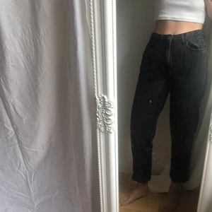 Svarta mom jeans - Svarta moms jeans som tyvärr är för korta för mig som är 160 cm så söker nu en kortare ägare. Jeansen är köpta second hand och hållt genom mycket!!