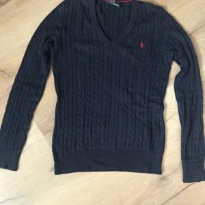 Ralph Lauren - Snygg Klassisk V ringad Ralph Lauren strl M , men som en S/M. 
