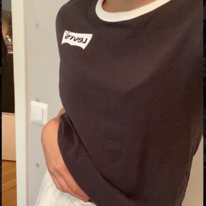 Levis tröja med vita ärmar - Snygg Levis tröja som sitter väldigt fint på. Exklusive frakt