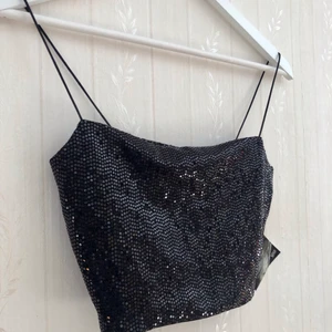 Topp från Nelly  - Hej! Jag säljer denna croptop från Nelly i storlek S. Aldrig använd, lappen hänger fortfarande kvar! 💕👏🏼