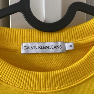 Calvin Klein Jeans, sweatshirt. - Använt cirka 2 gånger. Fint skick, och tvättad. Passar 9-10 åringar. Köpt på kidsbrandstore för 800.