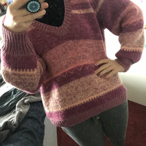 Lila stickad tröja! 💜 - Säljer nu min jättefina stickade tröja då den inte riktigt är min stil längre! Det står inget märke  på den, och  jag köpte den second hand! Lite stickig är den men man känner det inte så mycket på armarna då ärmarna är så stora 💜 skulle säga att det passar en S-L beroende på hur du vill att den ska sitta! Kan skicka fler bilder vid intresse! 