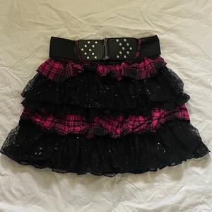 retro kjol - super snygg kjol som inte längre kommer till användning.  Barnstorlek men passar XXS/XS/S. Pågrund av resår midja som är väldigt töjbar. Medföljer ett bälte till! Frakt till kommer. ❤️ Först till kvarn!! 