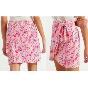 Rosa mönstrad kjol 34/XS Kiabi omlott NY - Färg: rosa-mönstrad.  Strl: 34.   Sommrig och fin kjol från kiabi. Omlott fram med knytband och sluts igen baktill med dold dragkedja. Slutar straxt över knänen. En riktig färgklick!  Obs. Helt NY med prislapp kvar. (Nypris 399 kr) betalning via swish, frakt tillkommer.