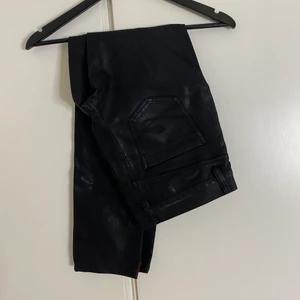 Faux leather byxor  - Strl 36  Raka i benen