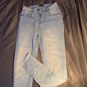 Prettylittlething jeans - Blåa jeans från prettylittlething                                           Aldrig använda!