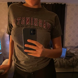 T-shirt - Säljer denna supersnygga Washington college tröjan för jag använder den alldeles för lite.. Coolt tryck i ryggen och loggan i sig är riktigt snygg. Den är storlek S❣️ 