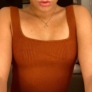 Brun topp - Ljus brun topp i storlek s. Passar till allt och väldigt bekväm. Det står att budgivningen är avslutad men den är fortfarande till salu 🐻