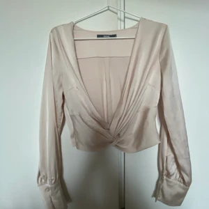 Fest/fin tröja - En snygg topp från bikbok, ljusrosa siden, strlk ca, skriv för fler bilder😘