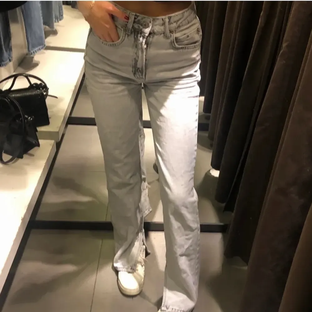Gråa raka jeans med en slits längst ner. Har en slitning där bak. Köpta på plick men storleken var för liten, helt okej skicka. (Bilderna är lånade) . Jeans & Byxor.