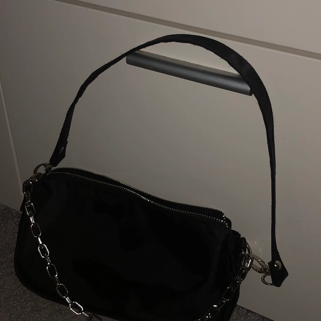 Svart liten väska