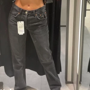 Svarta jeans - Säljer dessa skit snygga och trendiga jeansen ifrån zara i mide Rise i storlek 38 men sitter som 36/38. Prislappen kvar och säljer pågrund av råka köpa 2. Köparen står för frakt. Buda i kommentarerna eller privat. Budet startar på 350.