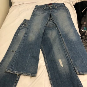 Vintage Levis jeans  - Säljer två par fina vintage Levis jeans storlek 30/34 och 31/34, lågmidja även jätte tranda. Bara seriöst köpare skriv på DM mer bilder✨
