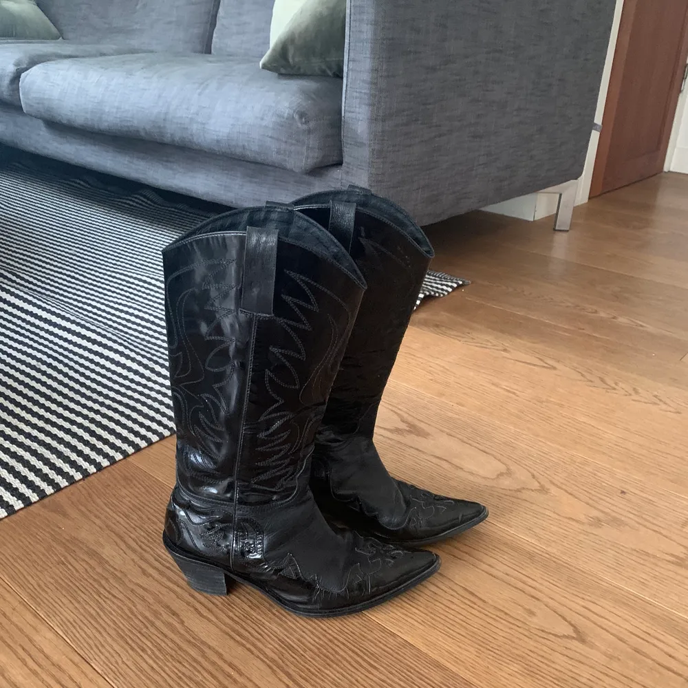 Balla cowboy boots!!🖤 ETT MÅSTE TILL HÖSTEN😍 Mycket fint skick!! Står ej märke men känns väldigt rejäla! Jag har storlek 38 å det passar mig men skorna är 37:) Köparen står för frakt, LÄGG BUD PRIVAT:) HÖGSTA BUD: 310 KÖP 599. Skor.