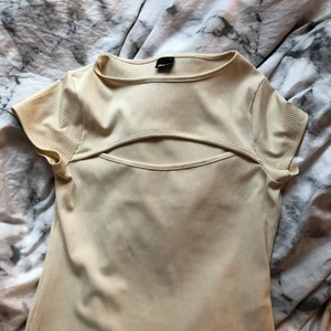 Gina tricot - Beige Topp med skurning i halsen, köpt från Gina. Aldrig använd och i helt nytt skick 