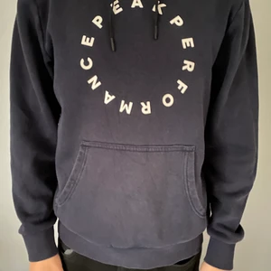 Peak performance hoodie  - Säljer den här hoodien från peak performance pågrund av att den inte används. Säljer för 300kr. Jag står för frakten. Nypris, 1100kr