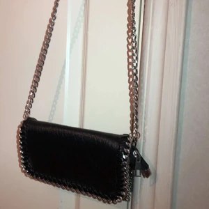 Väska från tiamo - Säljer en väska från tiamo pga att den aldrig kommer till användning. Nyskick då den bara är använd 1 gång. 150kr+frakt🥰