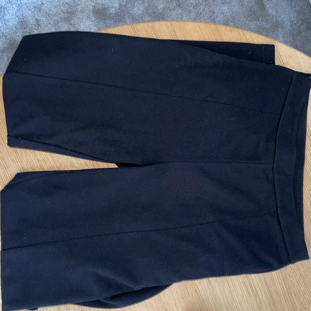 Ett par byxor med dragkedja på sidan (kostym byxor stil) Storlek S. Använda 1-2 gånger men inte något jag använder.. Jeans & Byxor.