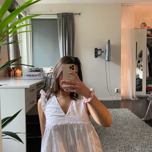 Blus med knytning  - Världens sötaste topp/blus med knytning i bak och volanger nedtill. Jag stryker den innan leverans;) 