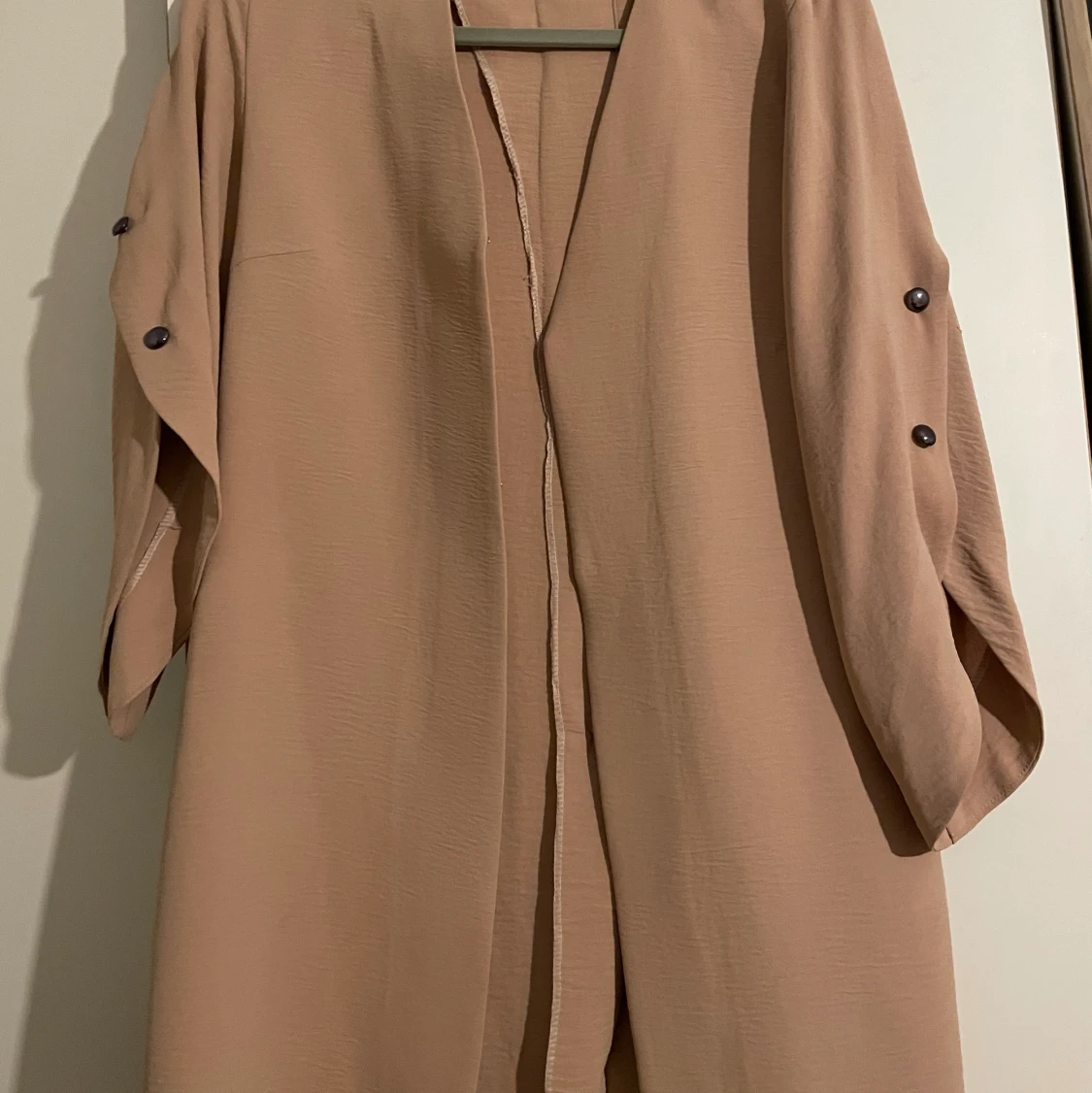 snygg tunn kappa i beige