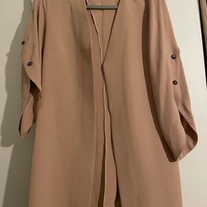 snygg tunn kappa i beige - väldigt snygg till ett par svarta jeans eller skinnbyxor 