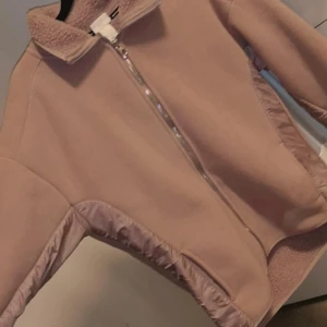 XS - ÄR INTE ANVÄNT !!!!! En rosa fluffig sport jacka som passa för höst och vår är jätte fluffig och gulligt PRISET KAN GÅ NER 